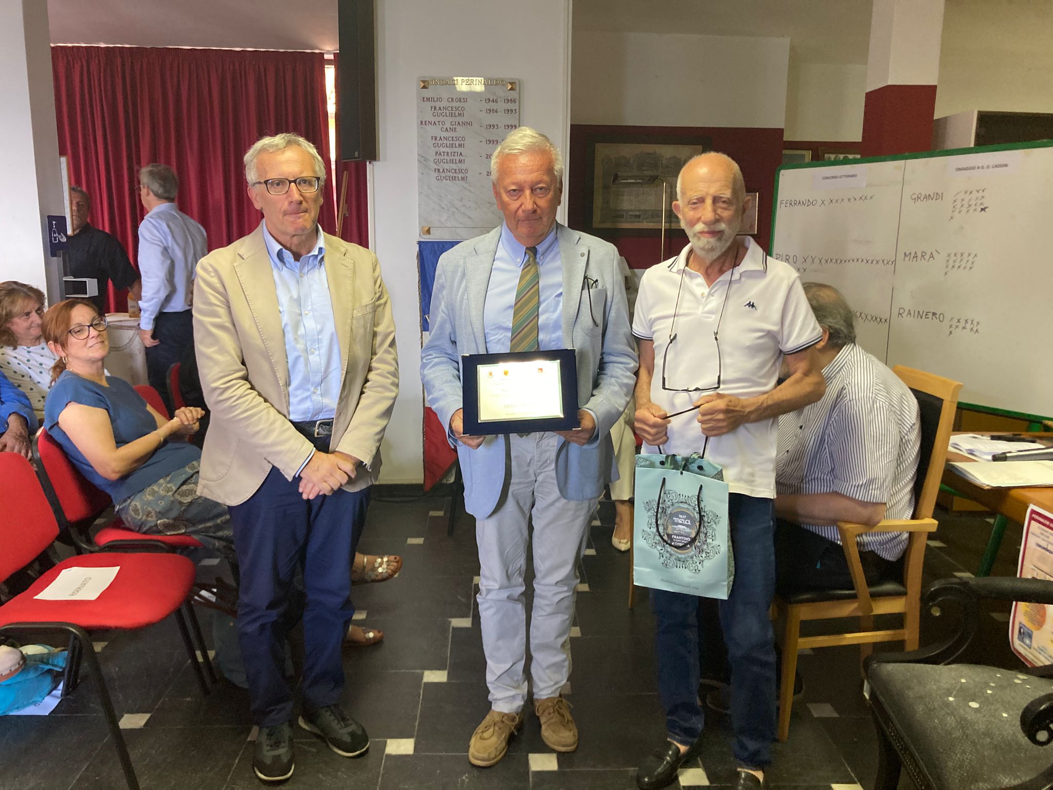 Maurizio grandi premiato da Giuseppe Di Meco E Francesco Guglielmi