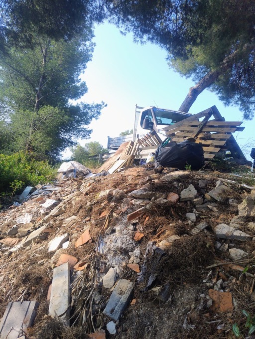 Bonificata la discarica abusiva  a Mortola nella scarpata vicino al cimitero