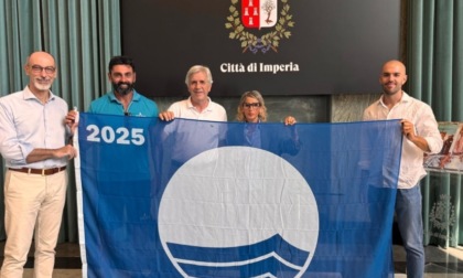 Anche Imperia consegna le Bandiere Blu ai balneari