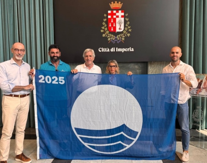 Anche Imperia consegna le Bandiere Blu ai balneari