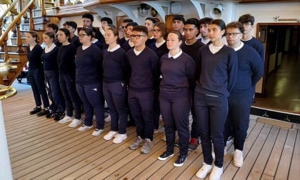 Paolo e Angelica, studenti del Nautico, in tour sulla Amerigo Vespucci