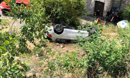 Auto finisce fuori strada e rotola giù per 20 metri