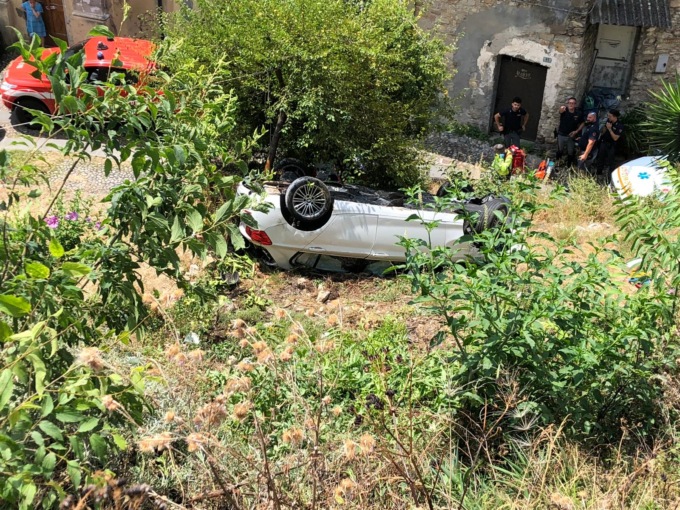 Auto finisce fuori strada e rotola giù per 20 metri
