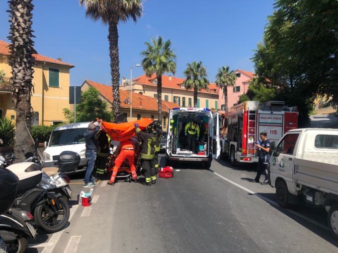Frontale tra moto e auto: grave centauro