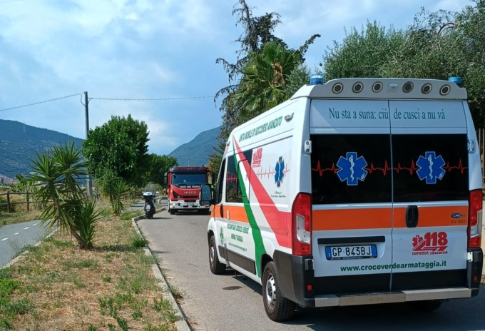 Donna intossicata mentre tenta di spegnere incendio
