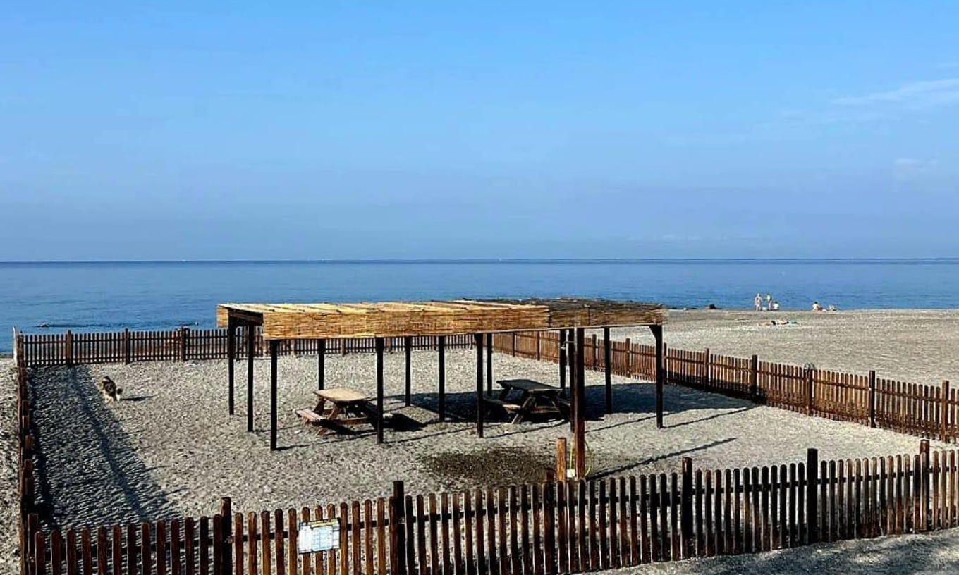Aperta l'area cani in spiaggia a Bordighera