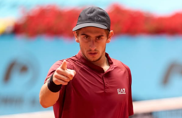 Matteo Arnaldi infortunato, Wimbledon a rischio dopo il ritiro contro Holger Rune al Queen’s