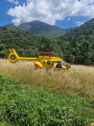 Motociclista gravissimo dopo uno schianto sulla statale 28 in direzione Nava