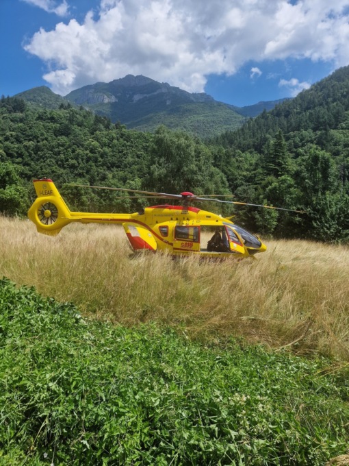 Motociclista gravissimo dopo uno schianto sulla statale 28 in direzione Nava