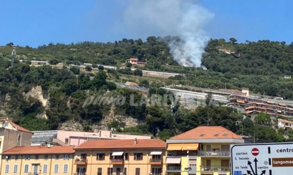 Brucia un fabbricato sulle alture di Ventimiglia, un intossicato in ospedale