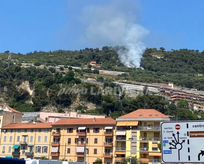 Brucia un fabbricato sulle alture di Ventimiglia, un intossicato in ospedale