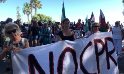 Ilaria Salis al corteo no Cpr: "Sono luoghi di tortura, vanno chiusi"