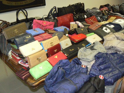 Sequestrate 140 borse e occhiali contraffatti