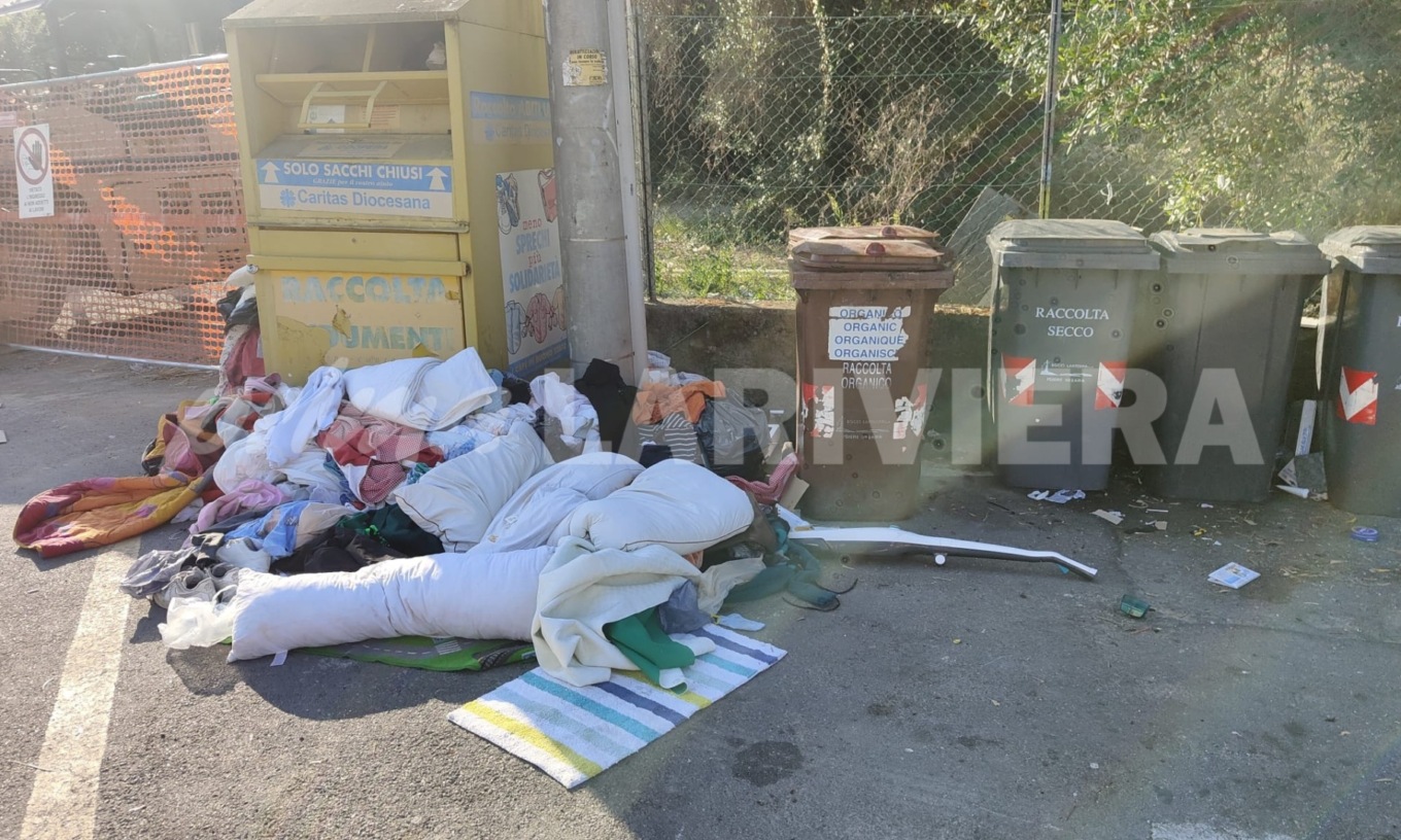 Isole ecologiche come discariche, insorgono gli abitanti delle Due Strade