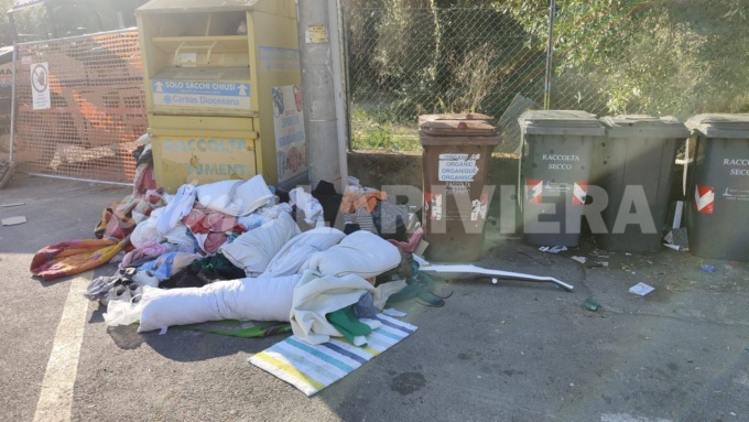 Isole ecologiche come discariche, insorgono gli abitanti delle Due Strade