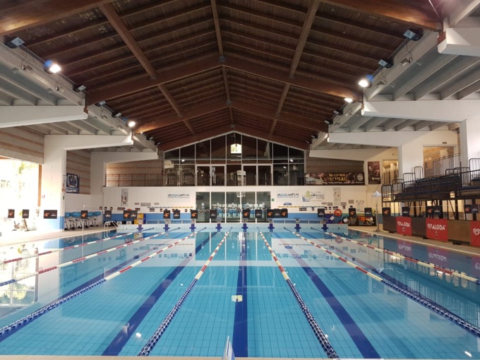 Rissa tra mamme a una gara di nuoto giovanile