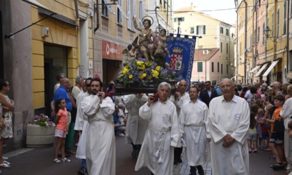 San Giovanni: si è svolta la tradizionale processione, stasera i fuochi d'artificio