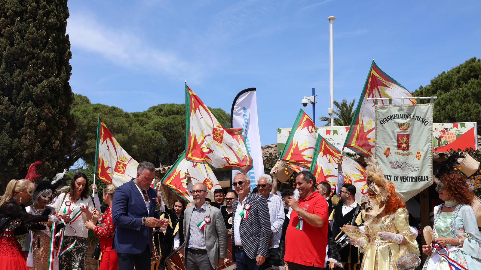 sbandieratori e musici di ventimiglia rappresentano l'italia a saint maxime_02