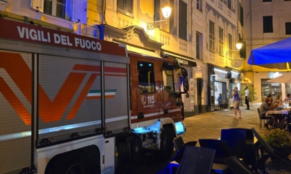 Esce fumo da ristorante in centro.  Clienti fatti uscire in piazza