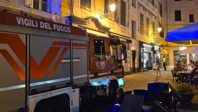 Esce fumo da ristorante in centro.  Clienti fatti uscire in piazza