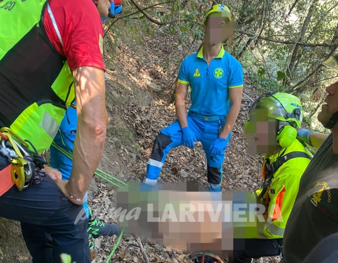 Morto settantenne precipitato in un dirupo mentre passeggiava col cane