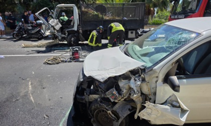 Schianto auto-furgone a Sanremo: 2 feriti, chiuso corso Cavallotti