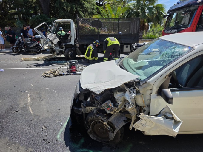 Schianto auto-furgone a Sanremo: 2 feriti, chiuso corso Cavallotti