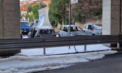 Incendio doloso a Imperia, fermati due giovani: distrutte quattro auto in sosta