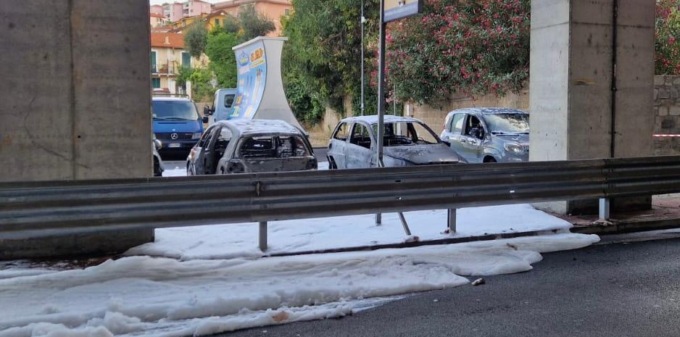 Incendio doloso a Imperia, fermati due giovani: distrutte quattro auto in sosta