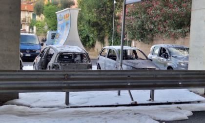 Bruciano quattro auto sotto il ponte ferroviario di Oneglia
