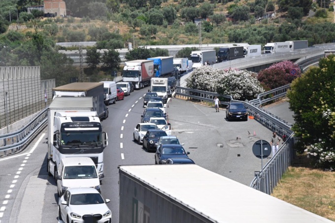 Incidente in autostrada, morta la motociclista