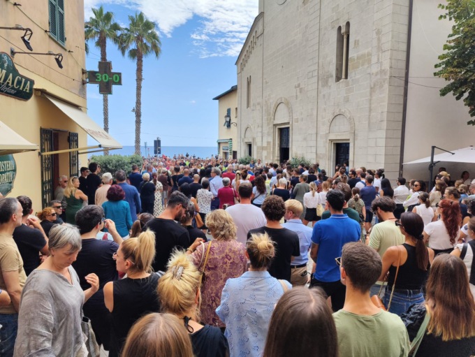 Oltre 3mila persone per l’addio a Jonathan