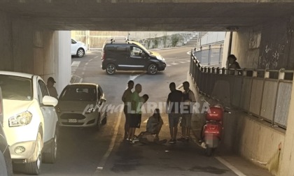 Bici contro auto nel sottopasso di via Tenda a Ventimiglia, ferito un uomo