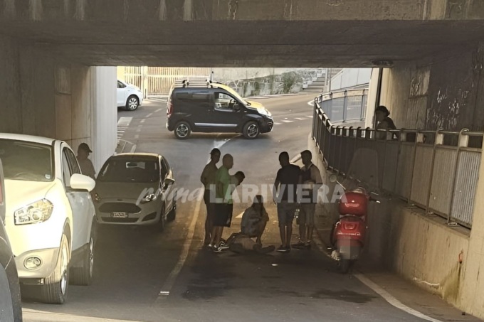 Bici contro auto nel sottopasso di via Tenda a Ventimiglia, ferito un uomo
