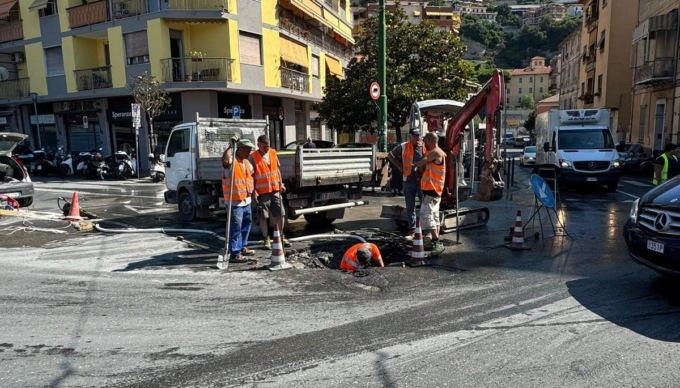 Traffico in tilt per un tubo rotto in centro