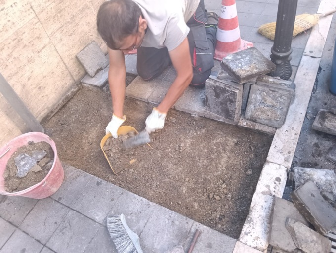 Ripristinati alcuni tratti di marciapiede in via Martiri