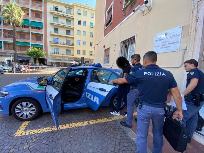 Tenta di rubare liquore e aggredisce vice ispettore