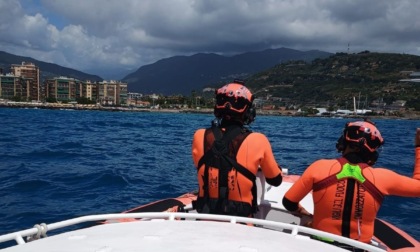 Malore dopo il tuffo, anche i sommozzatori dei vigili del fuoco per il soccorso in mare