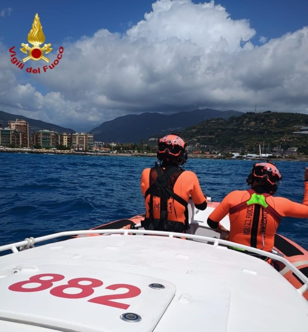 Malore dopo il tuffo, anche i sommozzatori dei vigili del fuoco per il soccorso in mare