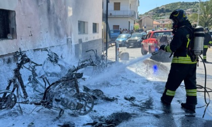 Rogo di motorini a Riva, 5 i mezzi coinvolti