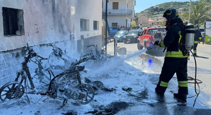 Rogo di motorini a Riva, 5 i mezzi coinvolti