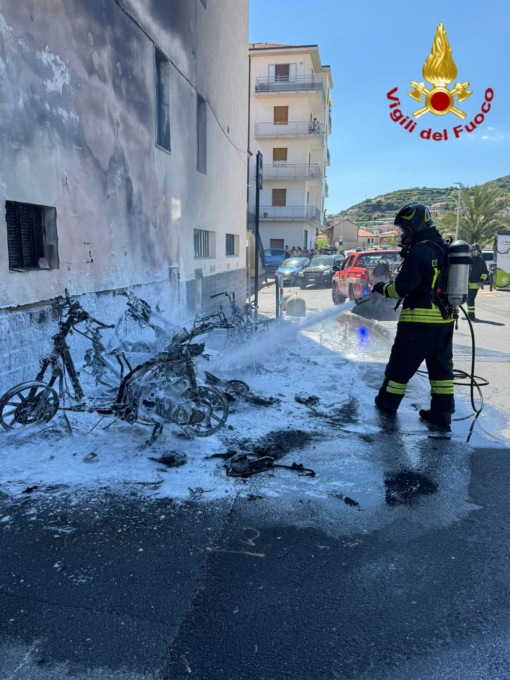 Rogo di moto a Riva