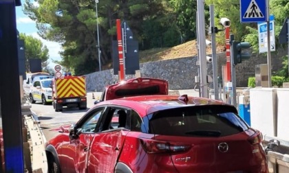 Imbocca svincolo anziché ingresso A10 e si schianta con veicolo contromano