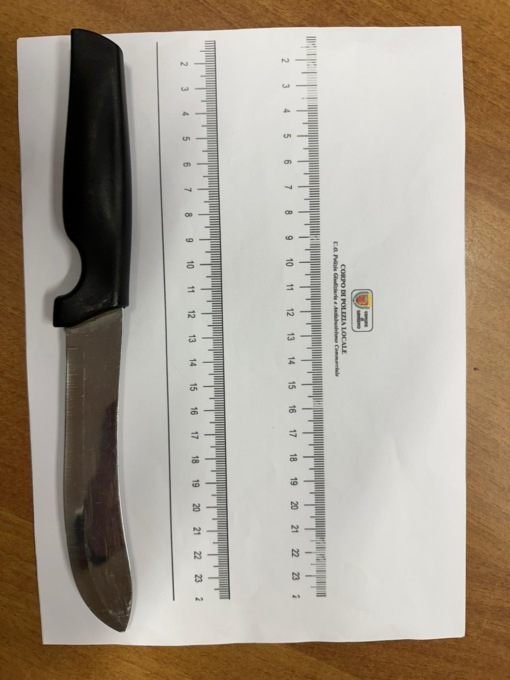 Arrestato l’aggressore dell’agente della polizia locale Massimo Marchetto: aveva un coltello di 28 cm