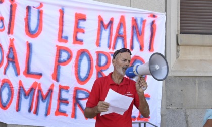 "Giù le mani dal porto commerciale" protesta davanti al Comune a Imperia