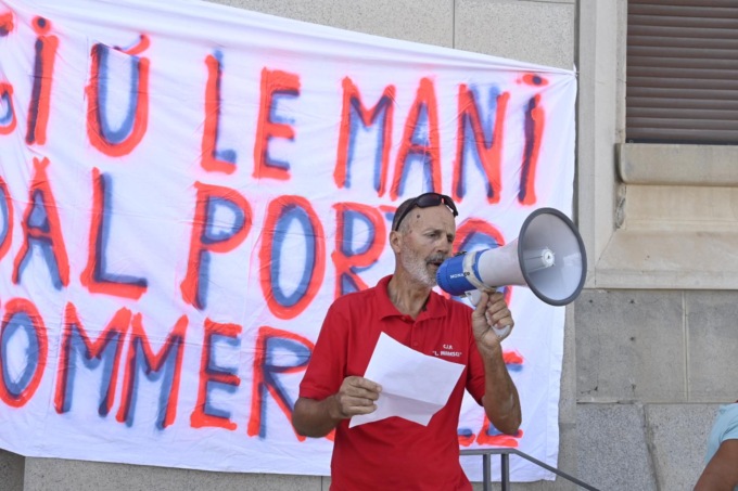 “Giù le mani dal porto commerciale” protesta davanti al Comune a Imperia