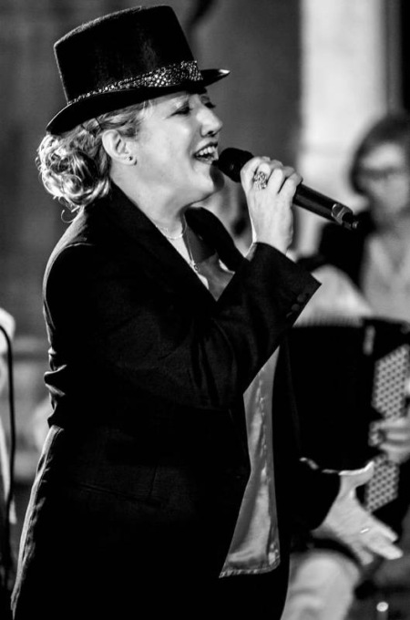 A Bellissimi in scena il teatro canzone con Alessandra Catalano