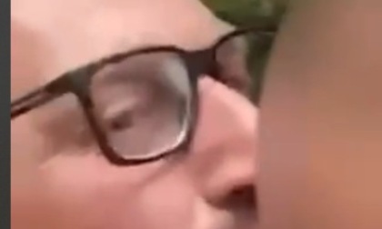Il video del piccolo Allen in braccio al suo soccorritore