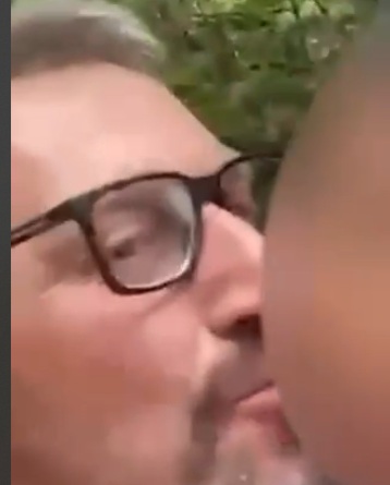 Il video del piccolo Allen in braccio al suo soccorritore