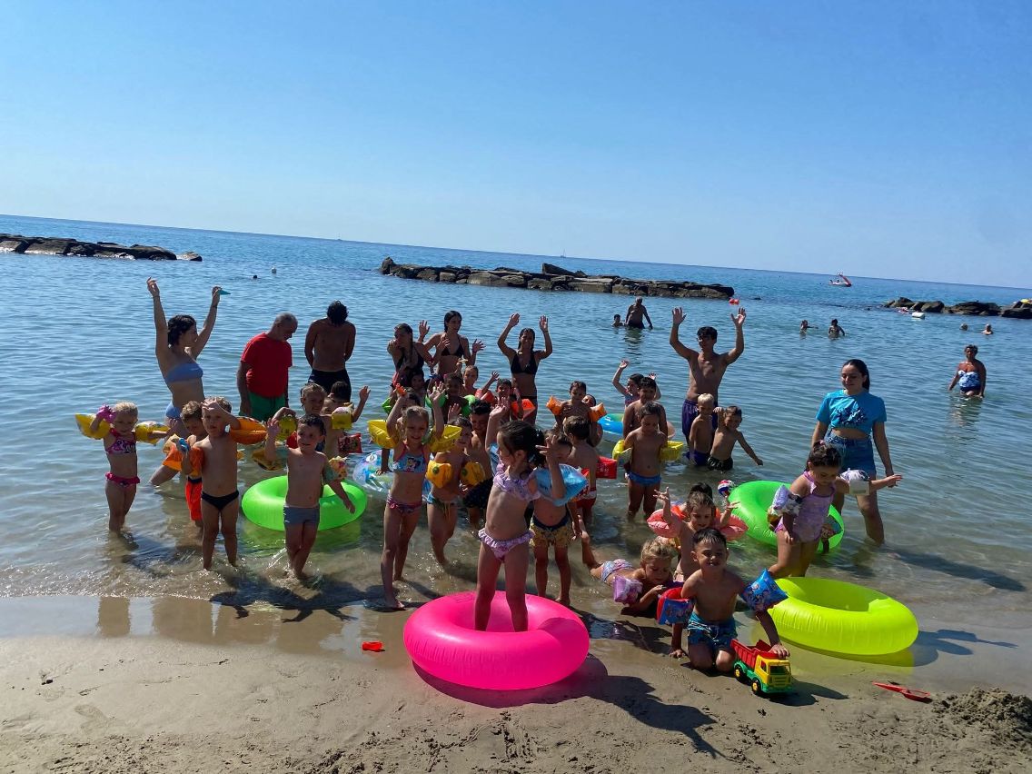 eduinst25 spiaggia gruppo materna